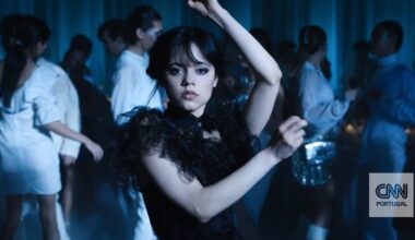 “Wednesday” de volta com Tim Burton que diz "não conhecer uma família que não seja esquisita”