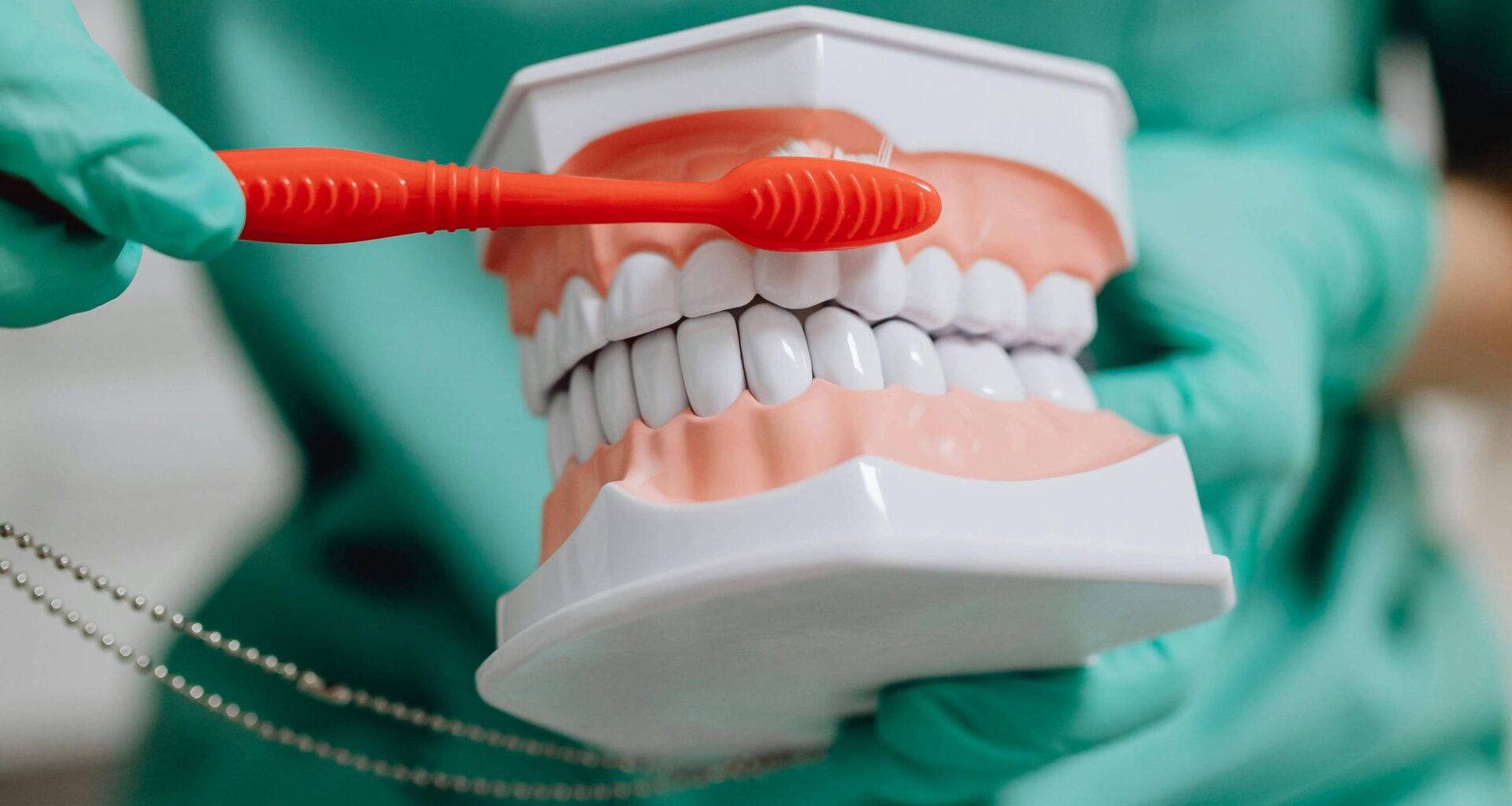 5 dicas de dentistas para ter dentes e gengivas saudáveis - 09/08/2025 - Equilíbrio