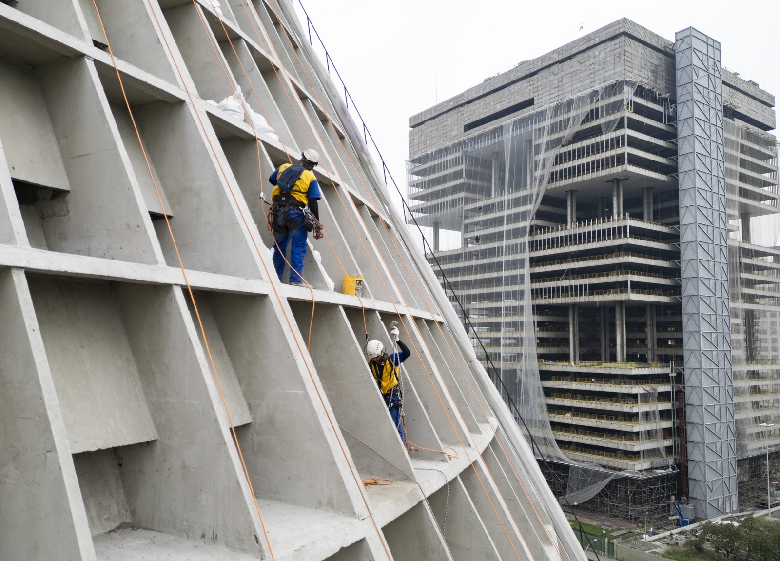 Catedral Metropolitana e edifício sede da Petrobras passam por obras estruturais — Foto: Márcia Foletto