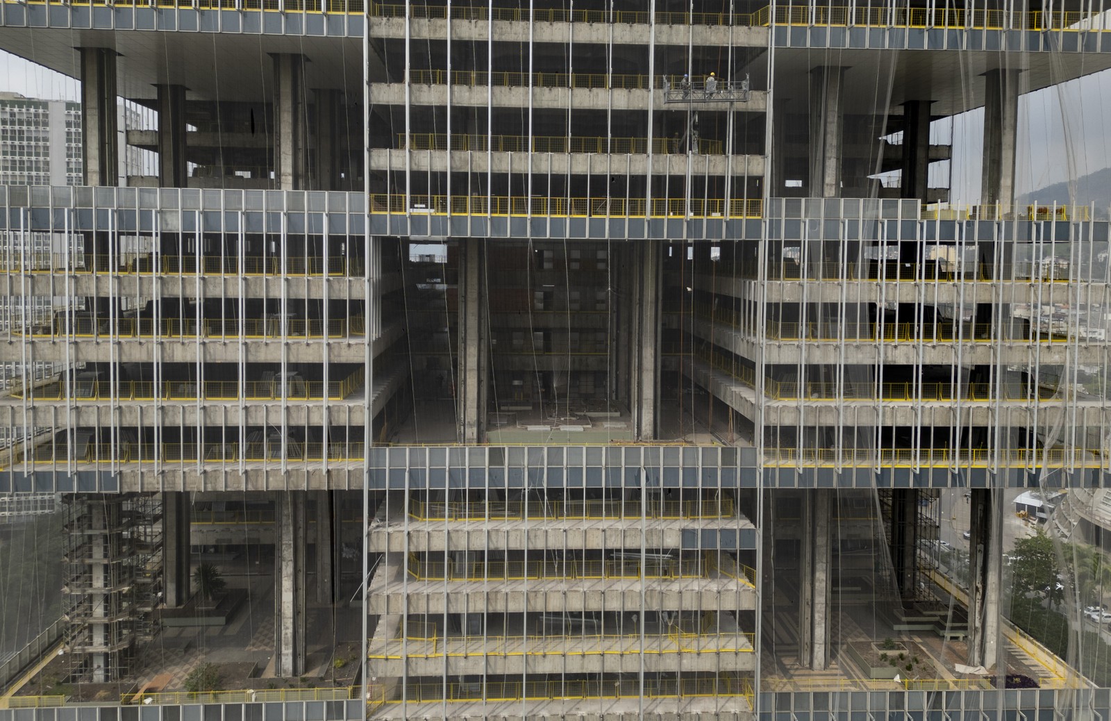 Sem brise. Colunas e andares vazios à mostra no edifício sede da Petrobras — Foto: Márcia Foletto
