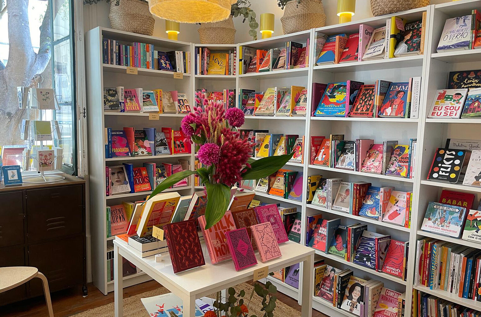 A Not Alone é a nova livraria e wine bar do Porto