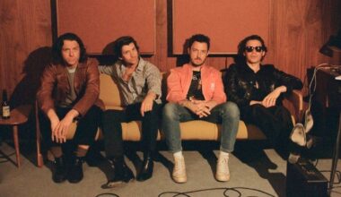 Os Arctic Monkeys já trataram da ‘papelada’ para o novo álbum: o que sabemos