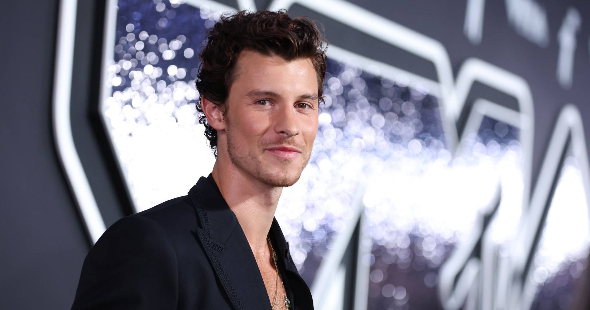 Em fotos cúmplices, cantora portuguesa chama "João" a Shawn Mendes - e fã pode ter a explicação!