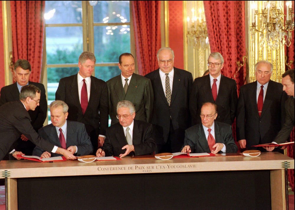 Líderes de seis nações observam os presidentes da Sérvia, Croácia e Bósnia assinarem os Acordos de Paz de Dayton no Palácio do Eliseu, em França, em dezembro de 1995 (Michel Lipchitz/AP)