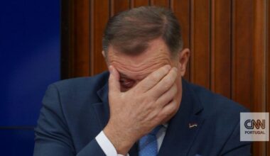 Numa república pouco conhecida no meio da Europa há um aliado de Putin em risco de cair