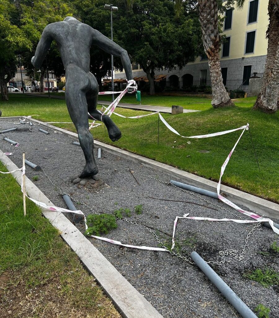 Arte pública: escultura exige cuidados no jardim do Almirante Reis | Funchal Notícias | Notícias da Madeira - Informação de todos para todos!