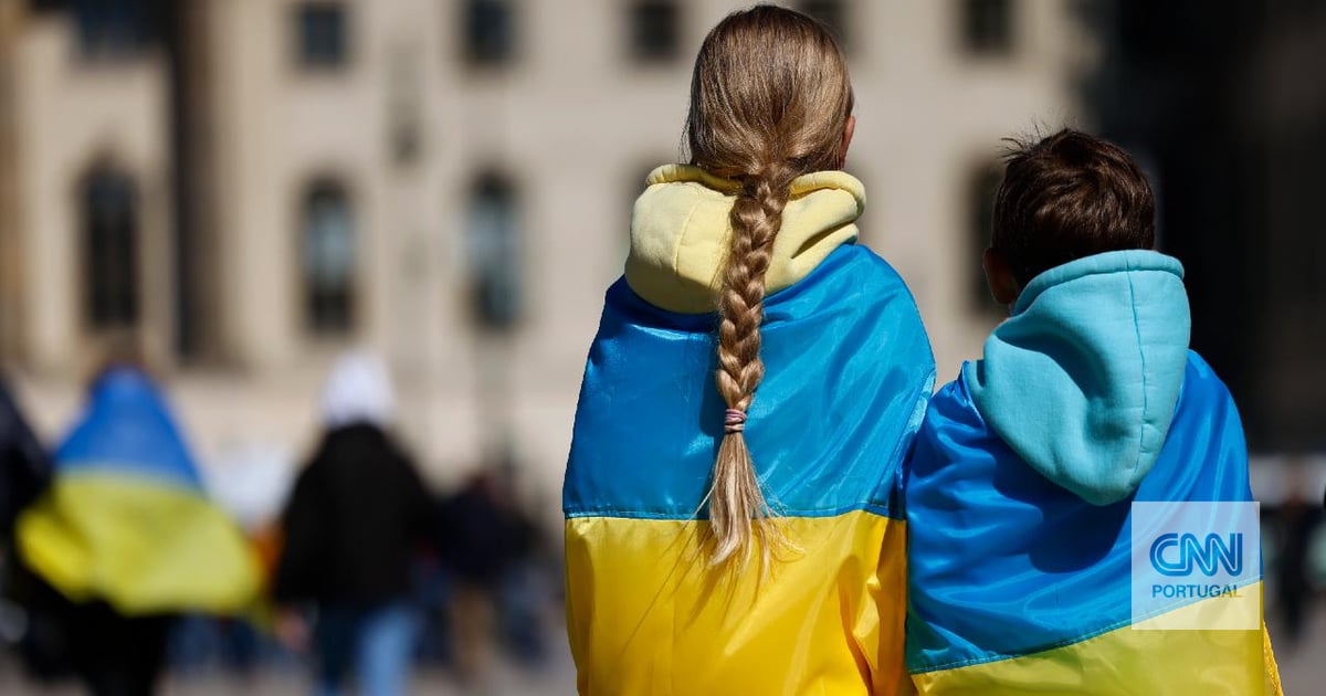 "Catálogo" de crianças por cor de olhos e cabelo. Crianças deportadas à força pela Rússia dadas para adoção