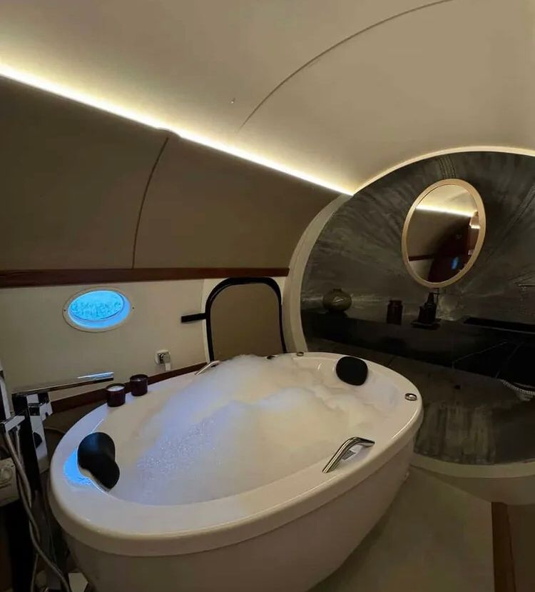 Arquiteta curitibana transforma avião histórico em suíte luxuosa; veja as fotos