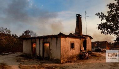 Uma trovoada provocou três focos de fogo que formaram um "megaincêndio" que está a preocupar Portugal
