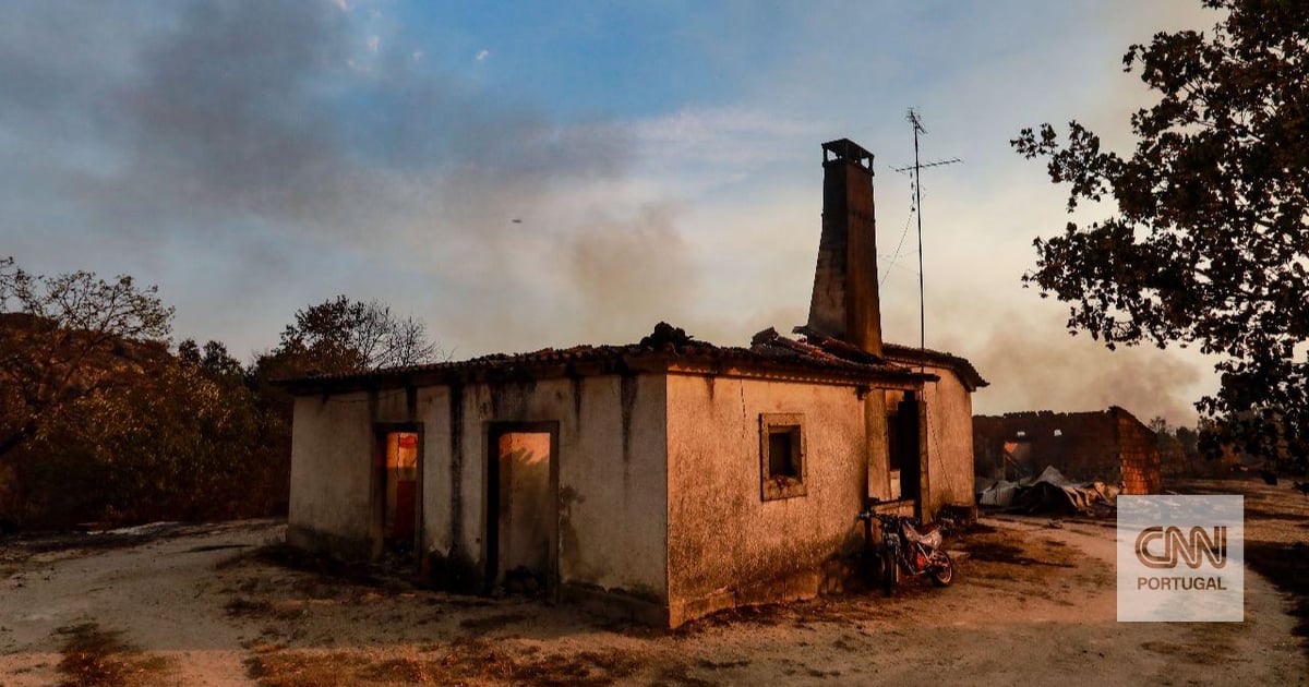 Uma trovoada provocou três focos de fogo que formaram um "megaincêndio" que está a preocupar Portugal