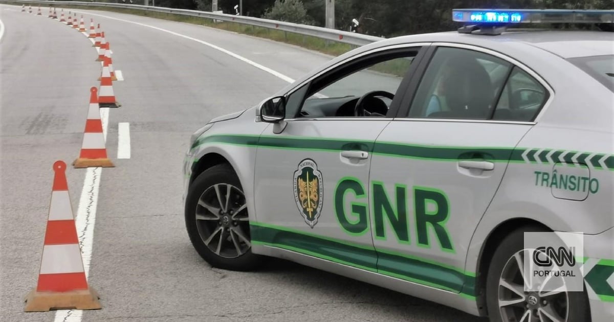 Um pessoa de 42 anos e outra de 61 pegam num isqueiro para atear um incêndio. A GNR ia a passar