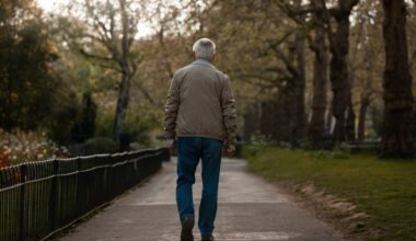 Deficiência de vitamina D aumenta em 22% o risco de dificuldade para caminhar na velhice
