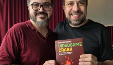 Guilherme Boulos recebe o livro Videogame Crash
