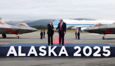 Somadas as expectativas e os riscos, o encontro de Trump e Putin foi ″positivo″, mas quanto à guerra, o sangue vai continuar a correr