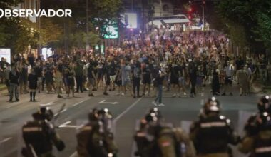 Sérvia. Manifestantes incendeiam sede do partido do governo – Observador