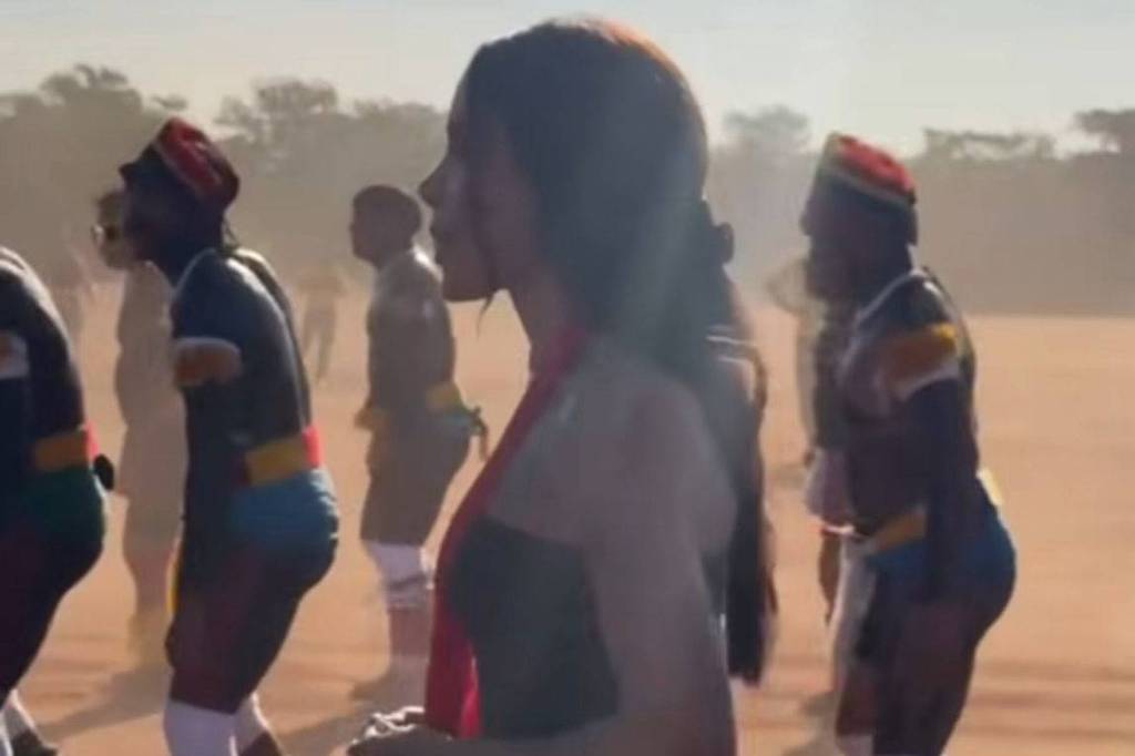 Anitta no Xingu: cantora é criticada por ativista indígena - 20/08/2025 - Celebridades