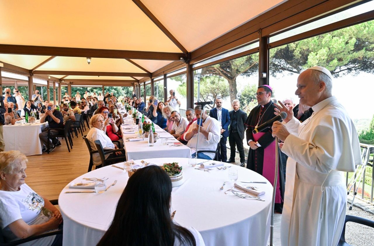 Papa Leão almoça com os pobres: vocês representam a presença de Deus
