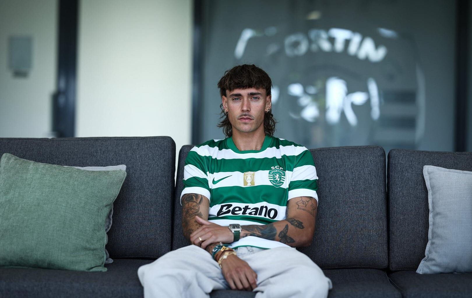 Ricardo Mangas marca o primeiro golo pelo Sporting e beija o símbolo
