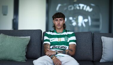 Ricardo Mangas marca o primeiro golo pelo Sporting e beija o símbolo