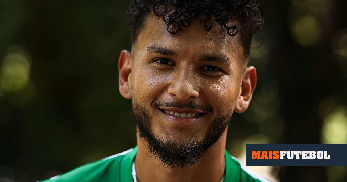 VÍDEO: árbitro expulsa jogador do Arouca e Luis Suárez marca de penálti