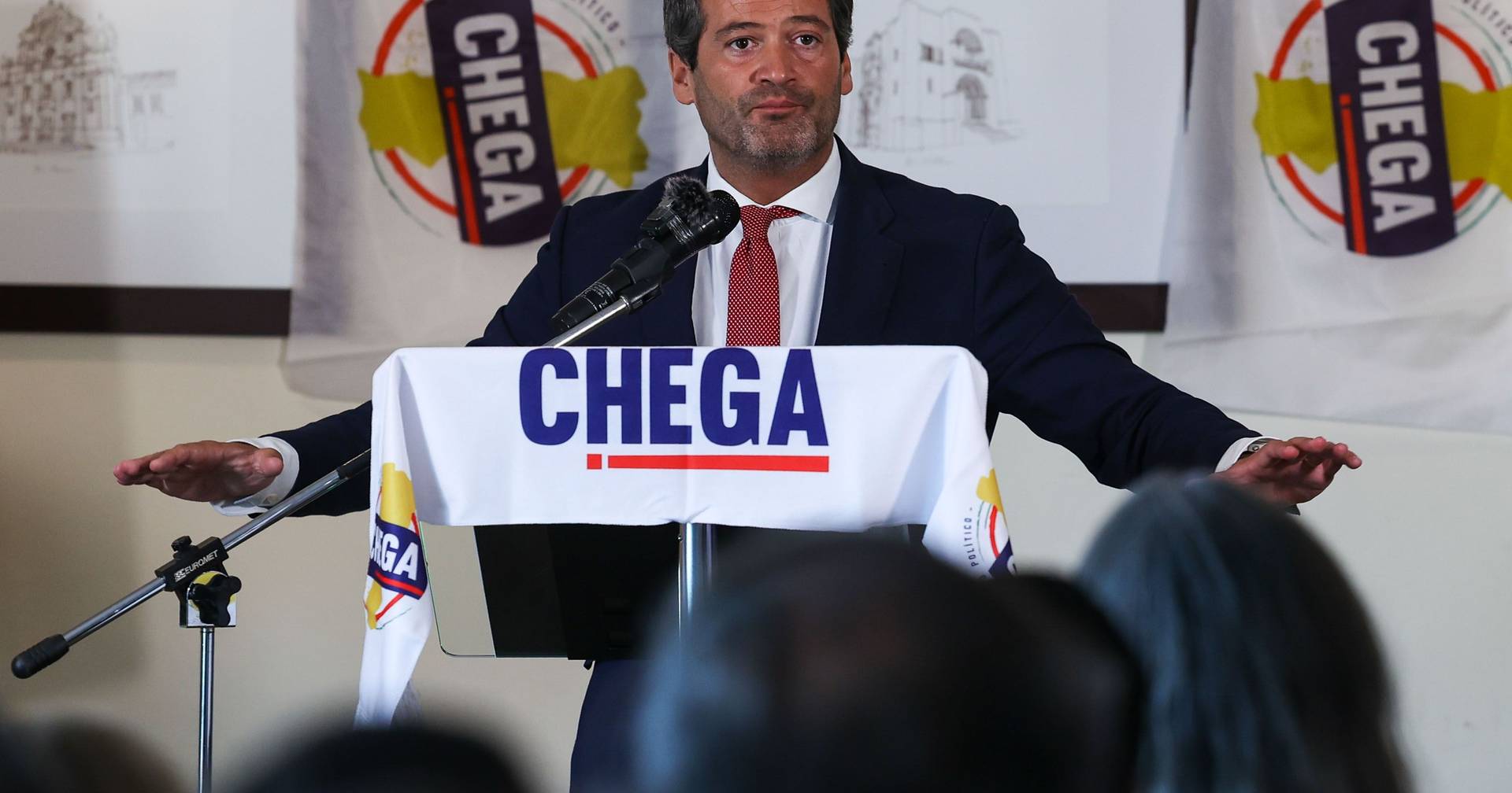 Incêndios: Ventura diz que "país ficou estupefacto" e pede demissão de ministra da Administração Interna