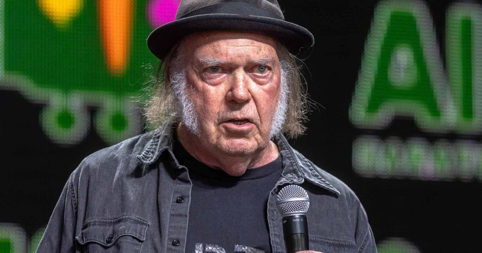 Neil Young abandona o Facebook: “O uso de ‘chatbots’ com crianças é inconcebível”