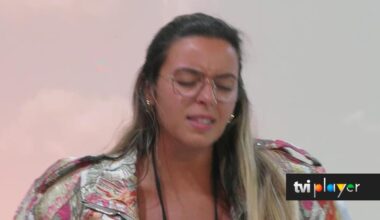 Em lágrimas, Jéssica Vieira canta música romântica sob o olhar de Afonso Leitão - tviplayer.iol.pt