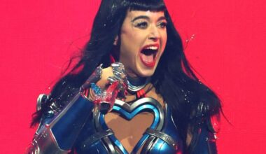Katy Perry leva "choque" no palco durante turnê e preocupa fãs