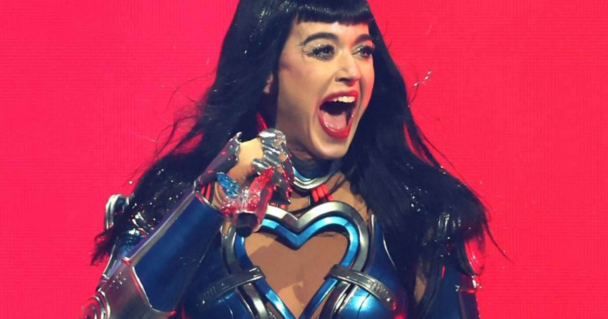 Katy Perry leva "choque" no palco durante turnê e preocupa fãs