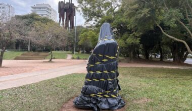 Estátua misteriosa surge no Parque Moinhos de Vento; saiba quem será o homenageado