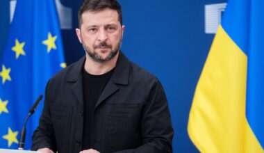 Conflito entre Ucrânia e Rússia intensifica-se com novos bombardeamentos, Zelensky exige sanções reforçadas a Moscovo