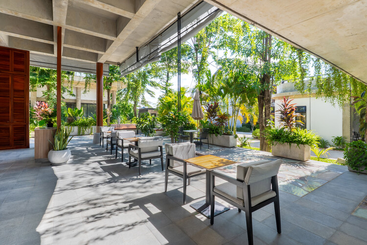 Café & Restaurante Phum Sambo / Khoan + Partners - Fotografia de Interiores, Sala de Jantar, Cadeira, Aido, Pátio