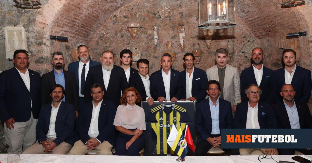 VÍDEO: presidente do Fenerbahçe e Rui Costa jantam antes do jogo