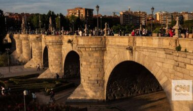 Limite aos grupos e restrições aos free tours. Esta cidade espanhola fartou-se do turismo em massa