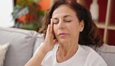 Por que a menopausa nem sempre significa o fim das crises de enxaqueca