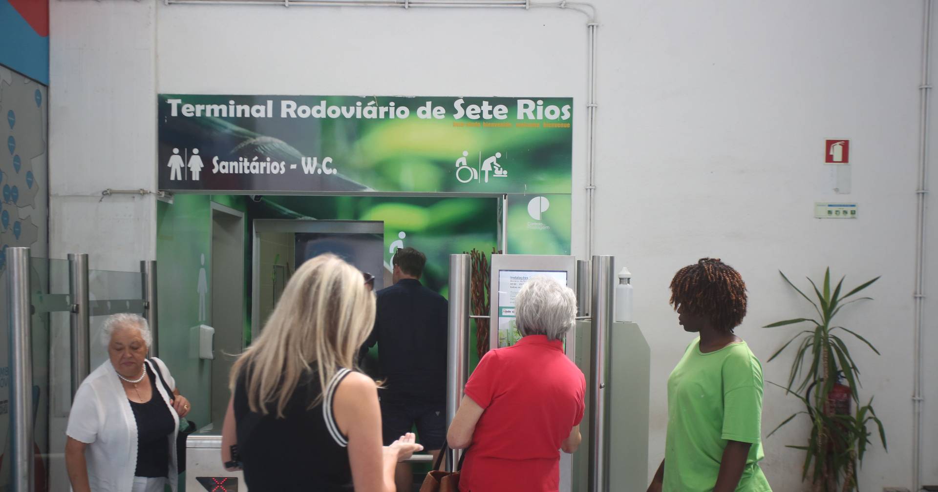 Sem sítio onde despejar os dejetos, transportadoras têm vedado o acesso às casas de banho nos autocarros