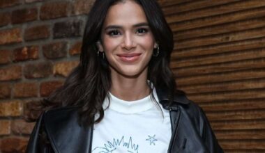 Com Sasha, Marquezine mistura camiseta e alfaiataria em show de João Lucas