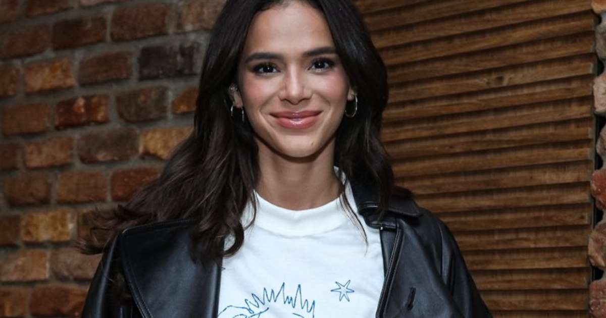 Com Sasha, Marquezine mistura camiseta e alfaiataria em show de João Lucas