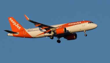 Passageiro português em "estado de delírio" tenta invadir cabine de avião da easyJet