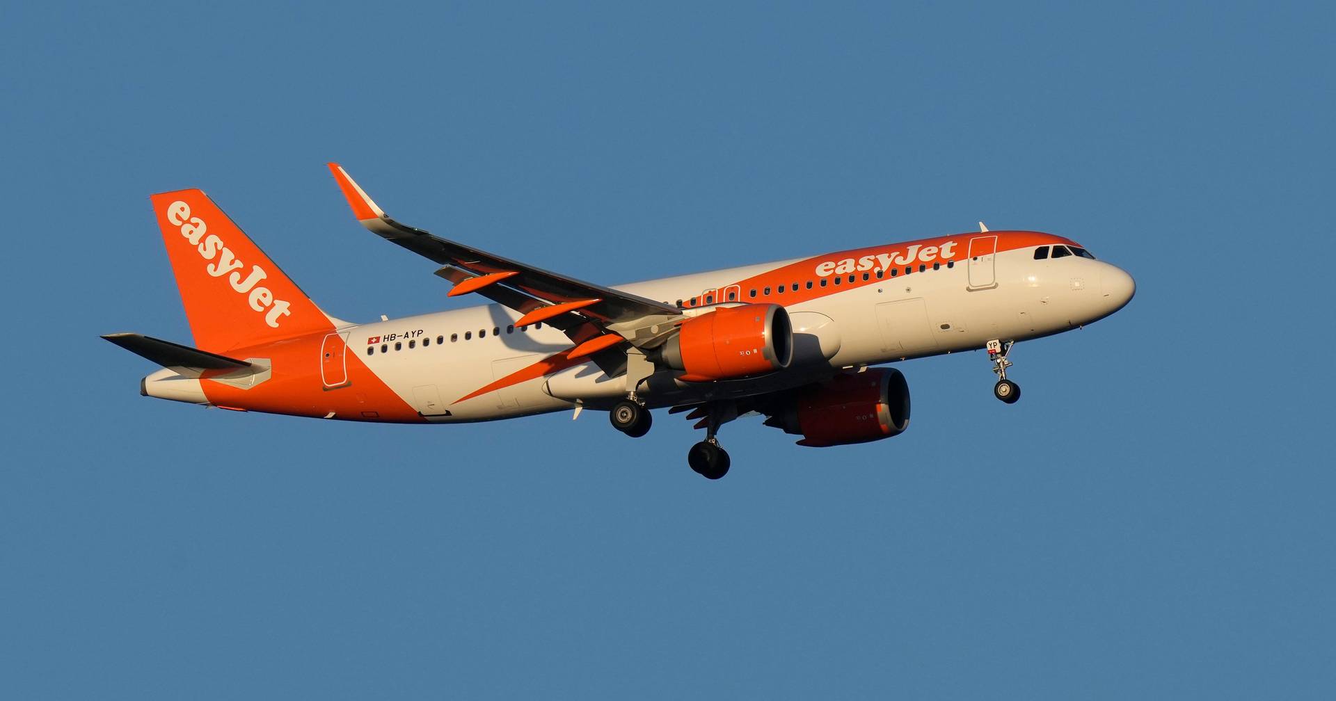 Passageiro português em "estado de delírio" tenta invadir cabine de avião da easyJet