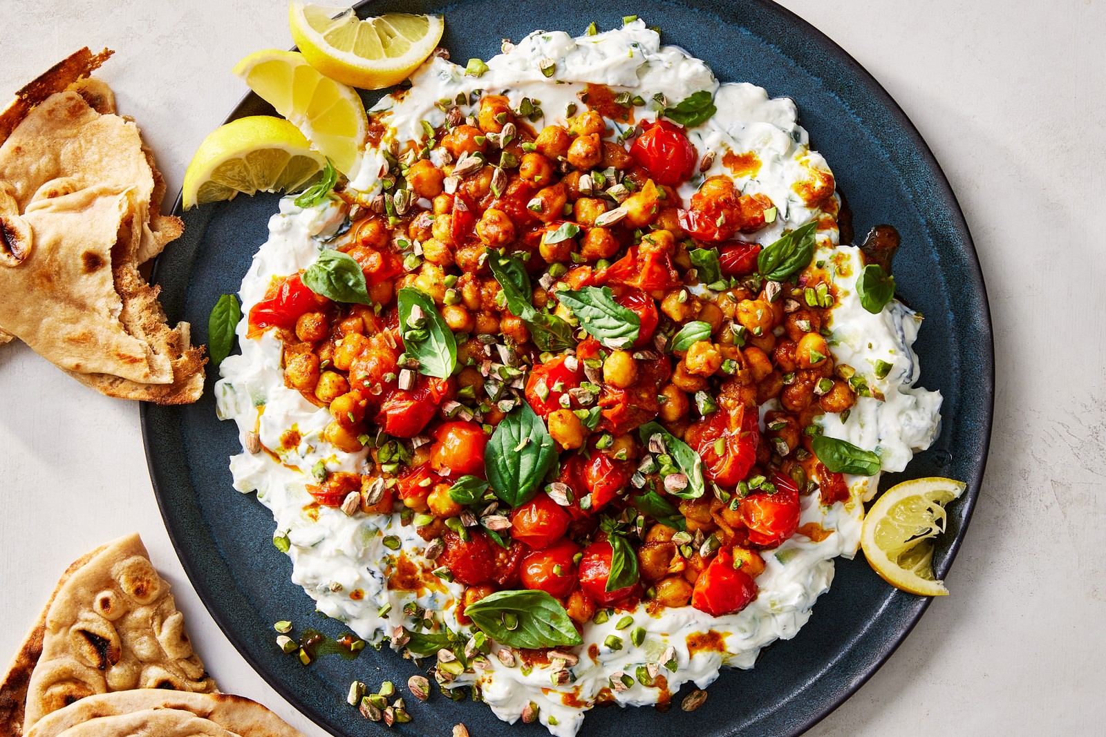 Prato com tomate, alimento essencial na salada brasileira — Foto: Barrett Washburne/The New York Times