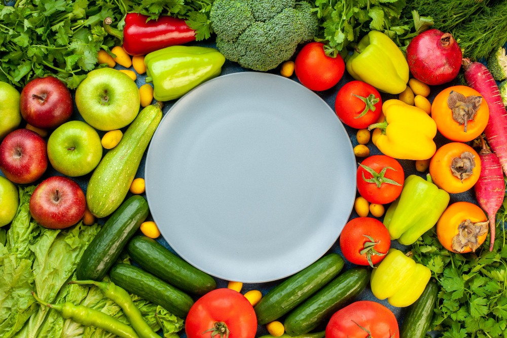 Especialistas recomendam incluir vegetais como tomate e brócolis na dieta para reduzir o risco de câncer — Foto: Foto: Freepik