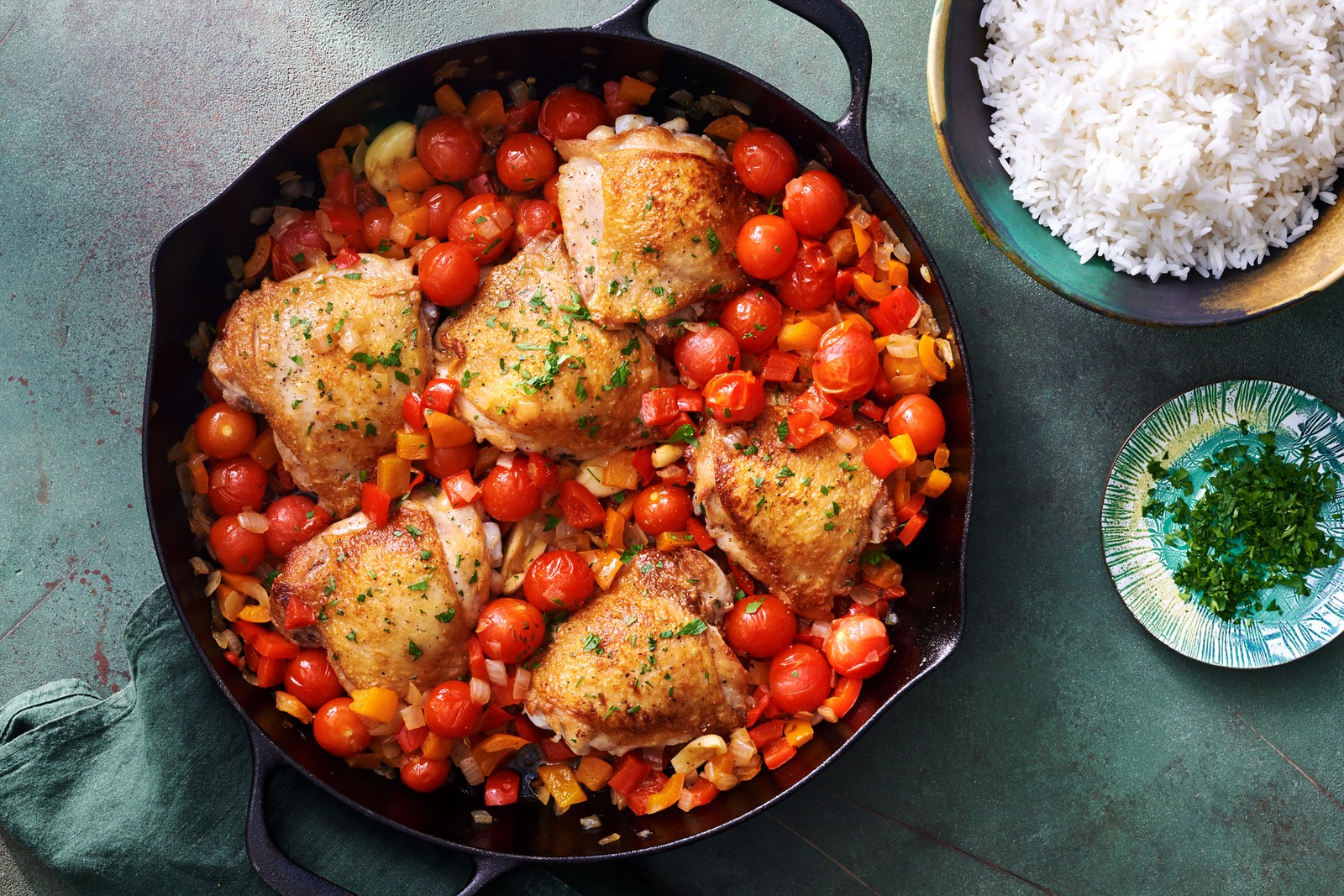 Pratos com tomate, alimento essencial na salada brasileira — Foto: Kelly Marshall/The New York Times