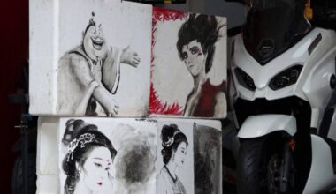 Com ferramentas e óleo de motor, jovem mecânico transforma oficina num estúdio de pintura