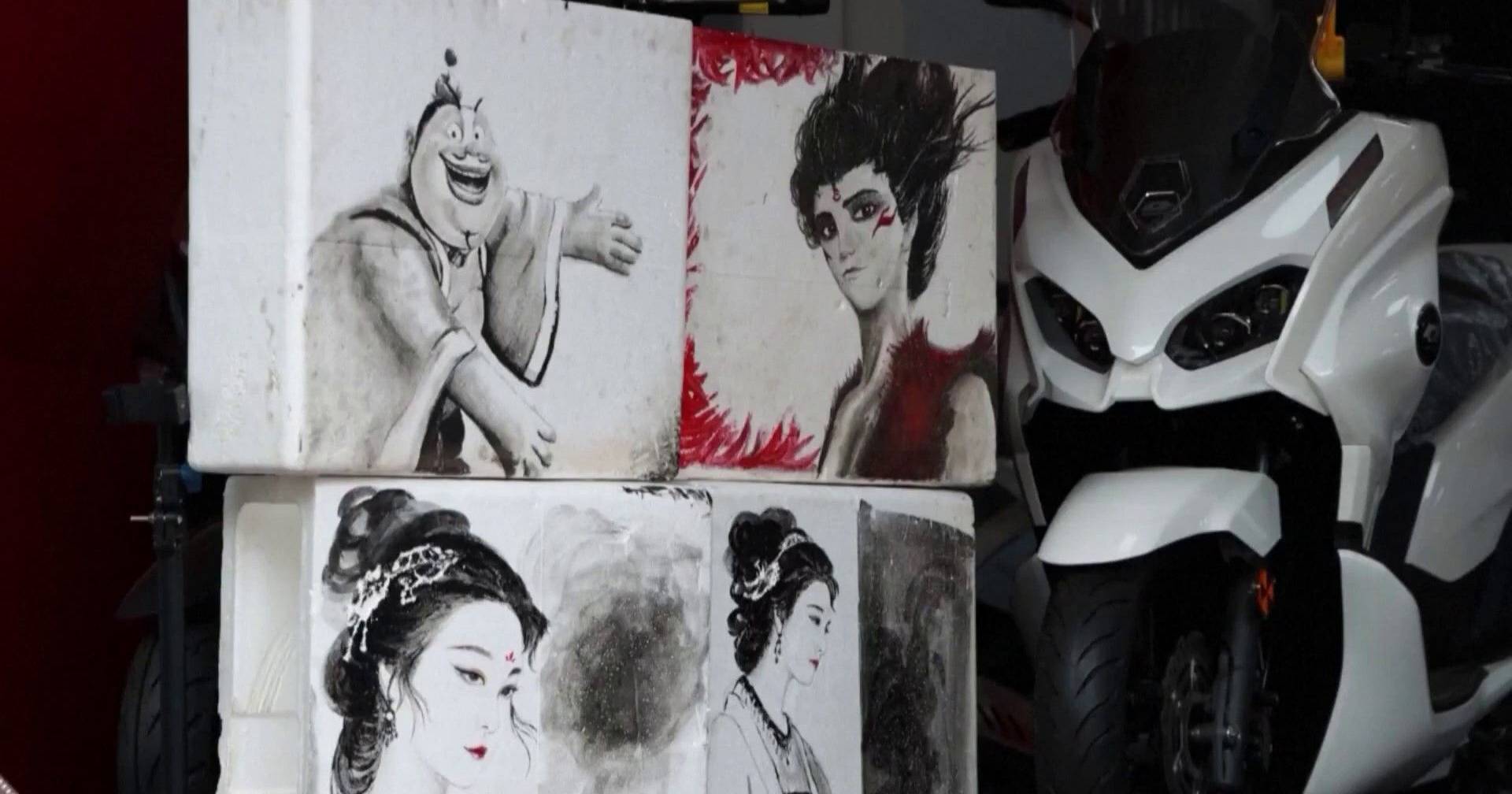 Com ferramentas e óleo de motor, jovem mecânico transforma oficina num estúdio de pintura