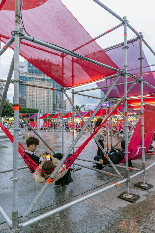 Instalação Urbana para o G20 | Festival Aliança Global Contra a Fome e a Pobreza / Estúdio Chão - Fotografia de Interiores, Escada
