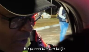 Caetano Veloso é beijado por guarda de trânsito após show - 25/08/2025 - Celebridades