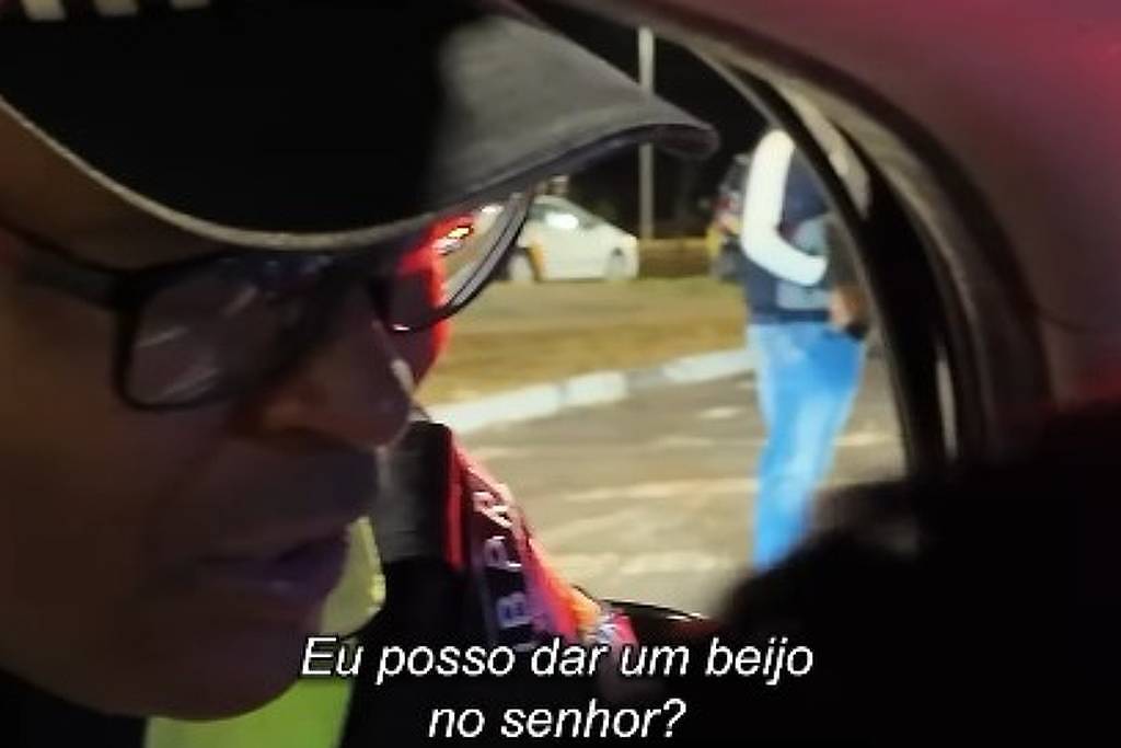 Caetano Veloso é beijado por guarda de trânsito após show - 25/08/2025 - Celebridades