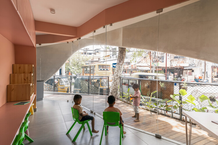 Centro de Cuidado Infantil Anganwadi / Fahed+Architects - Fotografia de Interiores, Balcão