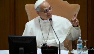 Papa Leão XIV em livro, através dos primeiros discursos do pontificado